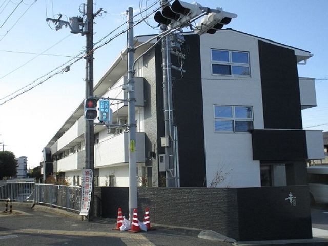 モダンな建物の外観 外観 施設の外観は洗練されたデザインで、清潔感がある印象です。この快適な環境で仕事をしませんか？