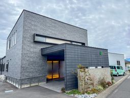 スタイリッシュな建物のエントランス