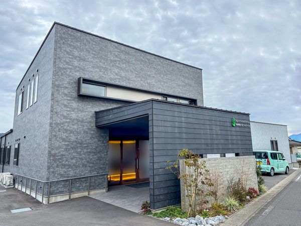 スタイリッシュな建物のエントランス