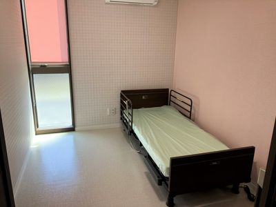 明るい個室の居室