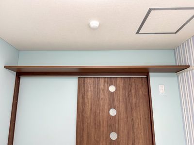 明るい居室の木製扉
