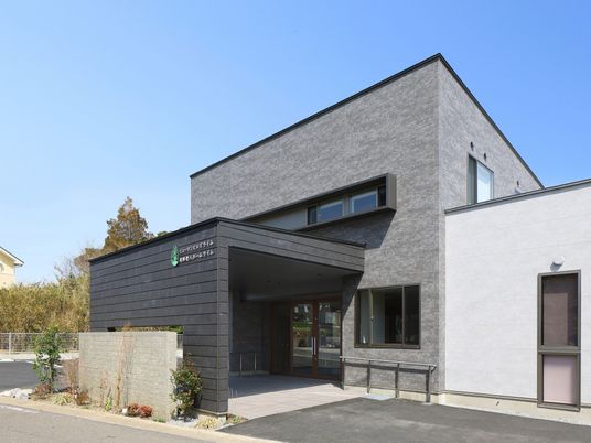 現代的な建物のエントランス