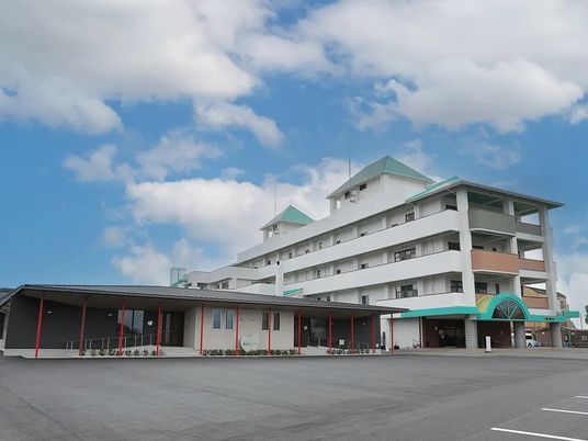 明るい外観の施設前  