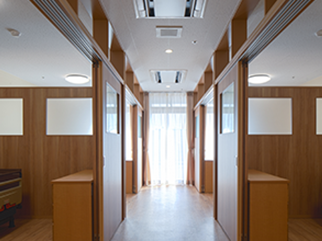 明るい廊下 廊下 自然光が差し込む明るい廊下です。快適な環境で、移動もスムーズに行えます。