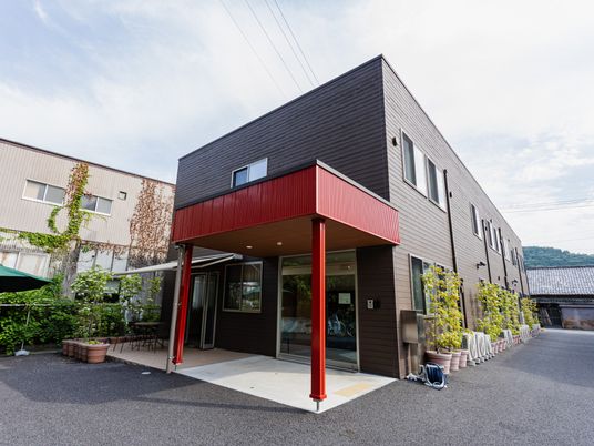 静かな建物外観