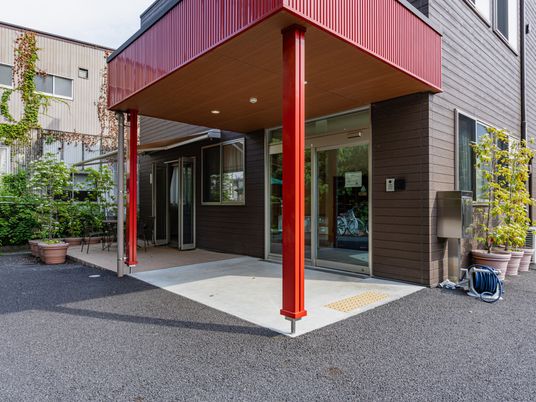赤色のエントランス