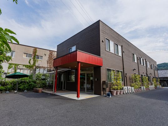 赤い庇のある建物外観