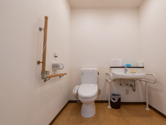 バリアフリートイレ設備 トイレ 手すり付きで安全性を考慮したトイレです。ご年配の方も安心してお使いいただけるよう配慮されています。