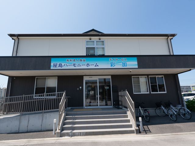 清潔なエントランス外観 外観 階段とスロープが完備されたエントランスは、どなたでも安心して出入りできるように設計されております。