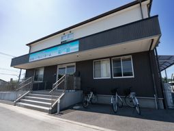 明るい建物の外観