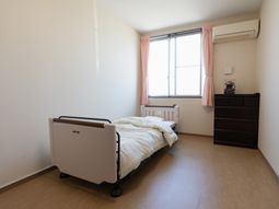 明るい居室の一角