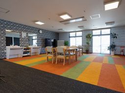 カラフルな床の居室空間