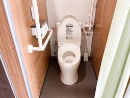 手すり付きのトイレ空間