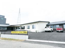 明るい外観の建物