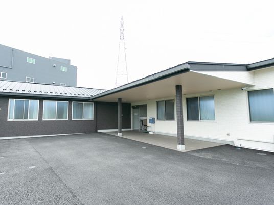 施設の清潔な外観