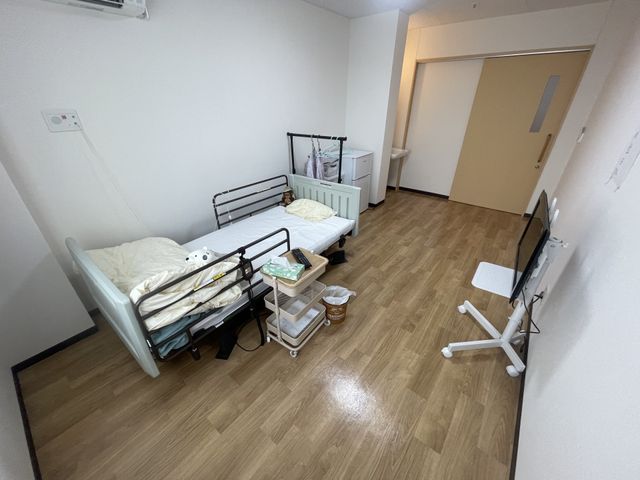 居室の様子 居室 シンプルで清潔な室内には快適なベッドと収納があり、穏やかな時間を過ごせます。