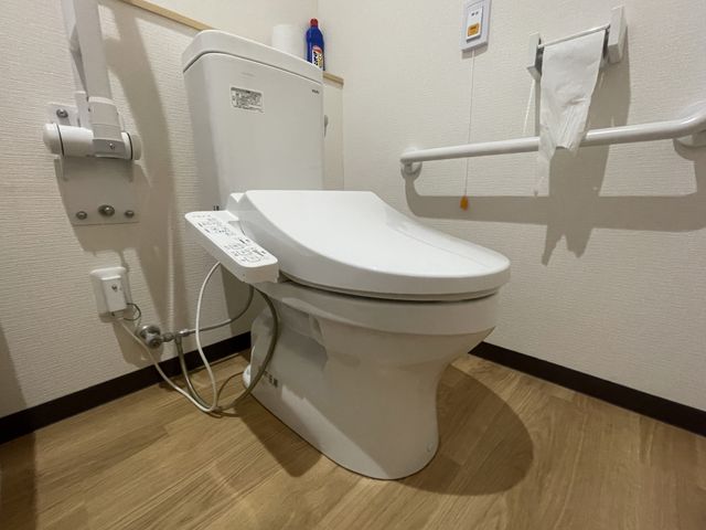 バリアフリーのトイレ トイレ 手すり付きの安心設計のトイレです。清潔感のある快適な空間となっています。