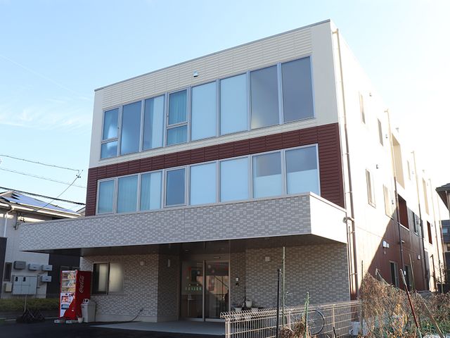 三階建ての建物外観 外観 大きな窓が特徴の明るい建物です。施設の清潔感と開放感が伝わります。