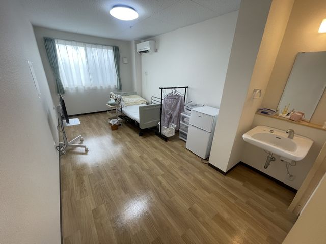 明るい居室 居室 広々とした個室で、自然光が差し込む快適な空間です。くつろいで働ける環境が整っています。