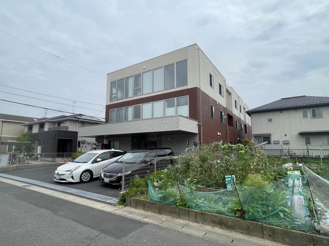 建物の外観 外観 静かな住宅街に位置する施設で、周囲には緑が多く穏やかな環境です。