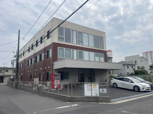 モダンな外観の建物