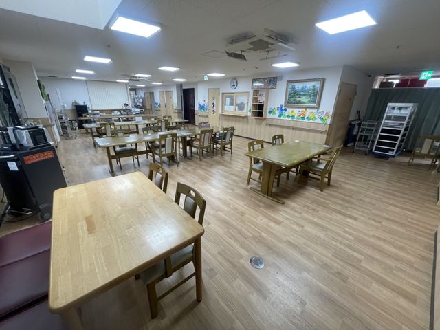 広々とした食堂 食堂 自然光が差し込む明るい食事スペースです。リラックスした雰囲気の中で食事が楽しめます。