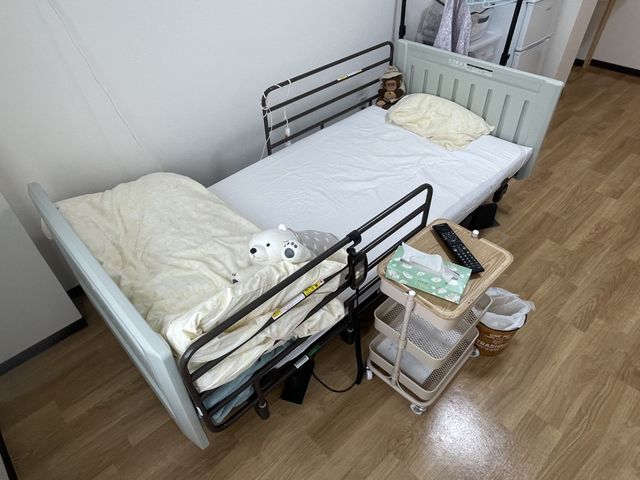 快適な居室 居室 ゆったりとした居室に、快適なベッドと実用的な収納が備わっています。居心地の良い空間です。