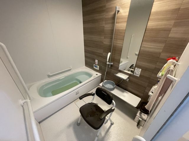 安全な浴室設備 浴室 機能的で安全性の高い浴室です。洗い場の椅子や手すりが設置され、安心してご利用いただけます。