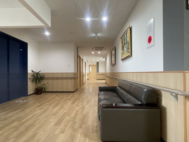 ソファのある廊下 廊下 明るく落ち着いた雰囲気の廊下です。壁に飾られたアートが温かみを添えています。