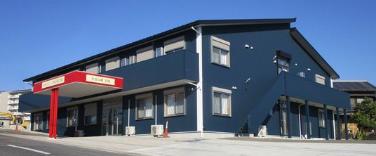 青い外壁の建物