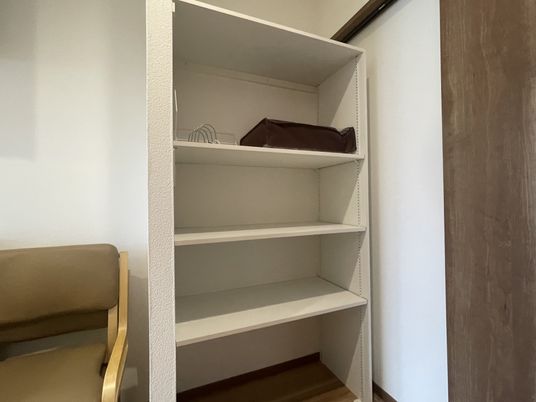 シンプルな収納棚