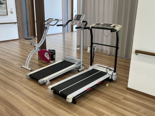 トレッドミルが並ぶ室内