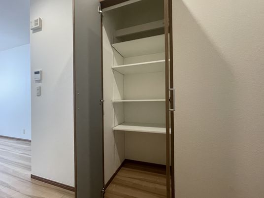 収納棚のある部屋