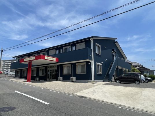 青い外観の建物