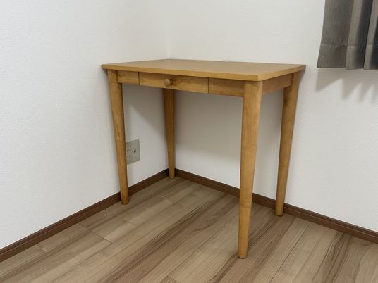 木製デスクのある居室