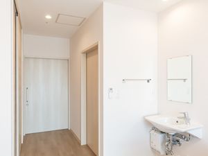 居室の入口と洗面台
