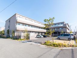 明るい外観の建物