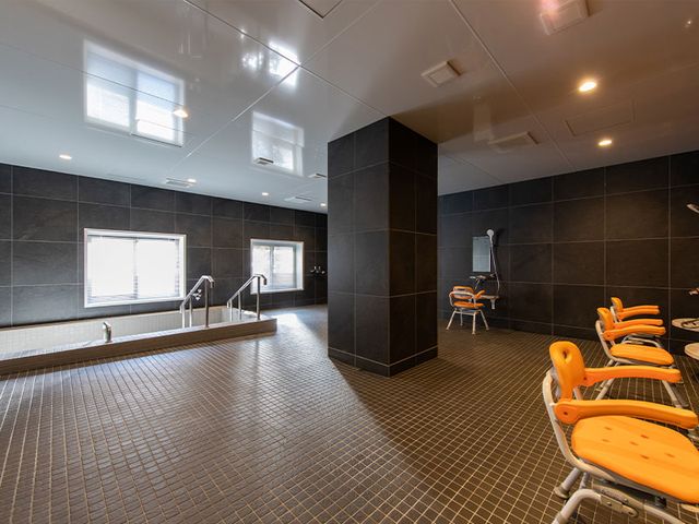 キレイな浴室と介助用チェア 浴室 安全と快適性を重視した浴室で、入居者様のケアを支援する環境が整っています。
