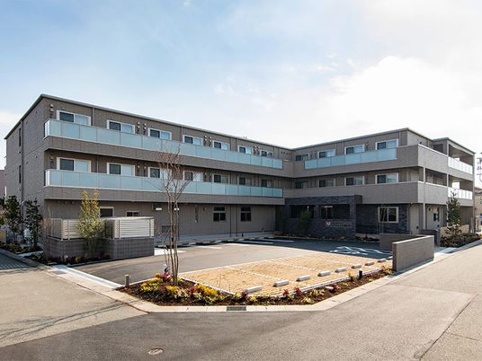 広々とした敷地の施設
