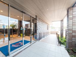 広々とした明るいエントランス