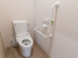 手すり付きの清潔なトイレ