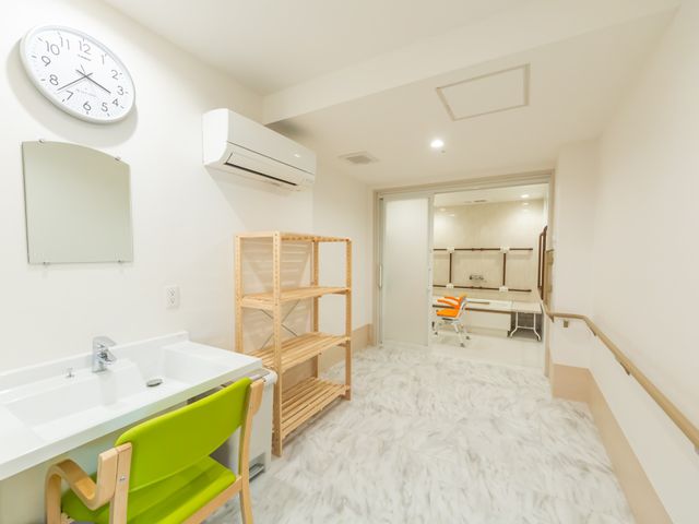 白を基調とした居室 浴室 清潔感あふれる明るい居室です。必要な備品が整った快適な空間をご覧ください。