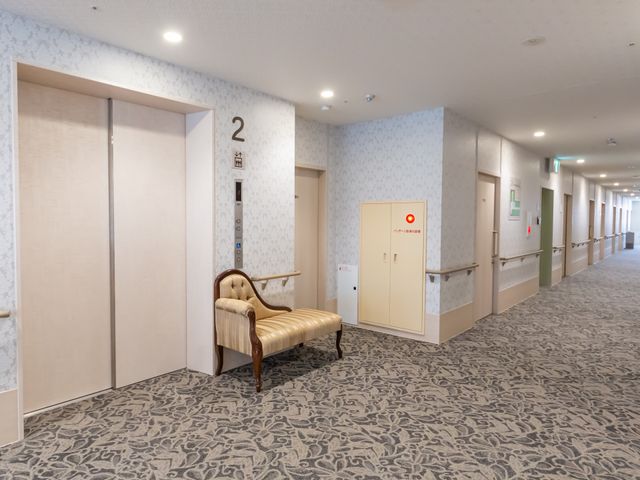 広々とした清潔な廊下 廊下 ゆったりとした廊下には、休憩できるベンチが配置され、落ち着いた雰囲気が漂っています。