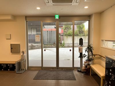 エントランスの明るい風景