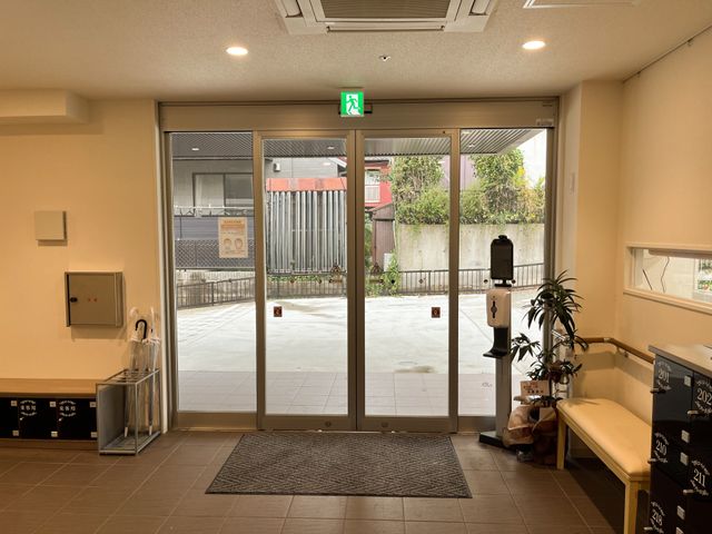 エントランスの明るい風景