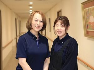 廊下で並ぶスタッフ  
