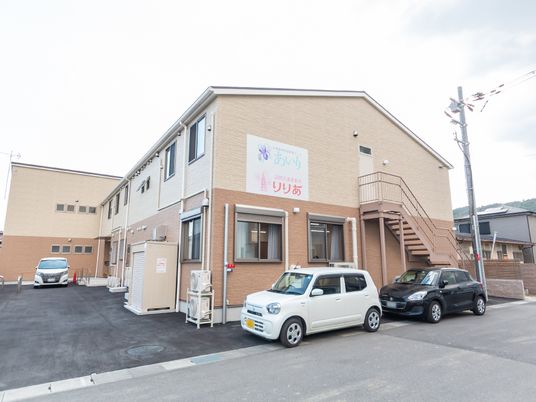 明るい外観の建物