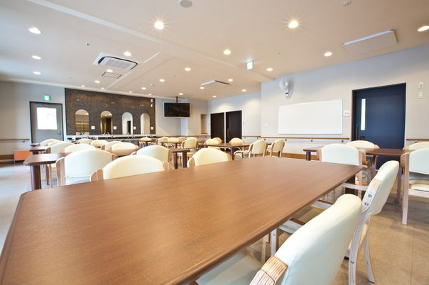 広々とした明るい食堂