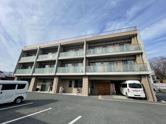 広い駐車場の外観