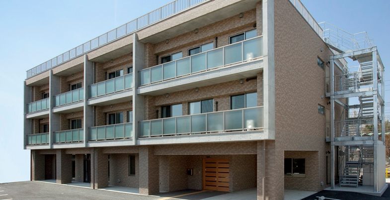 明るい外観の建物